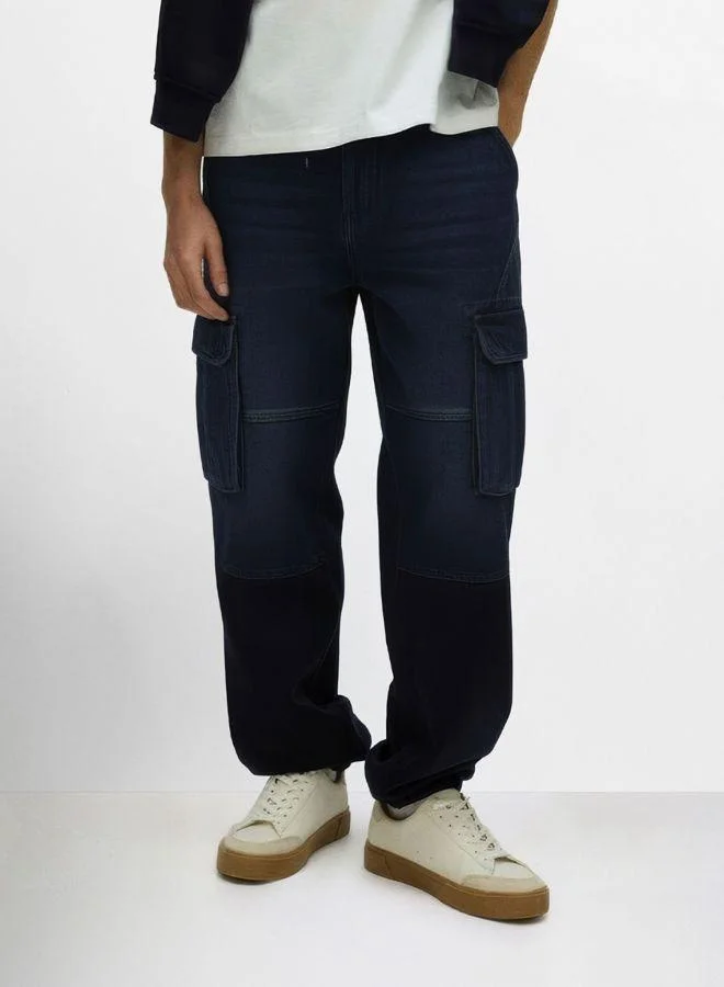 Men Relaxed Fit Solid Cargo Pocket Mid-Rise Jeans